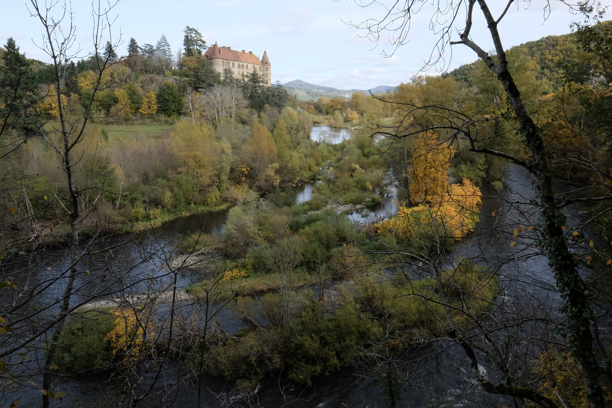 Vallée de la Loire en automne, château de Lavoûte-Polignac